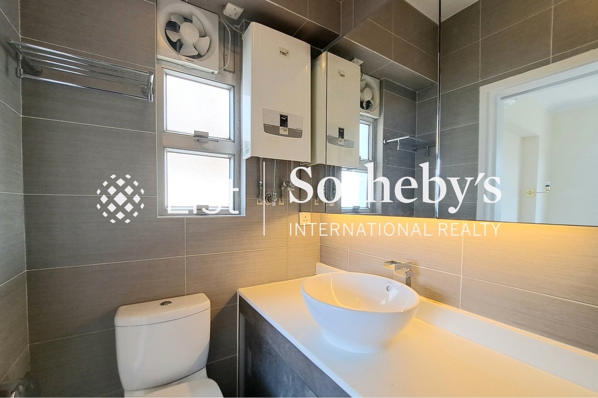 Moon Fair Mansion 滿輝大廈 | Master Bathroom