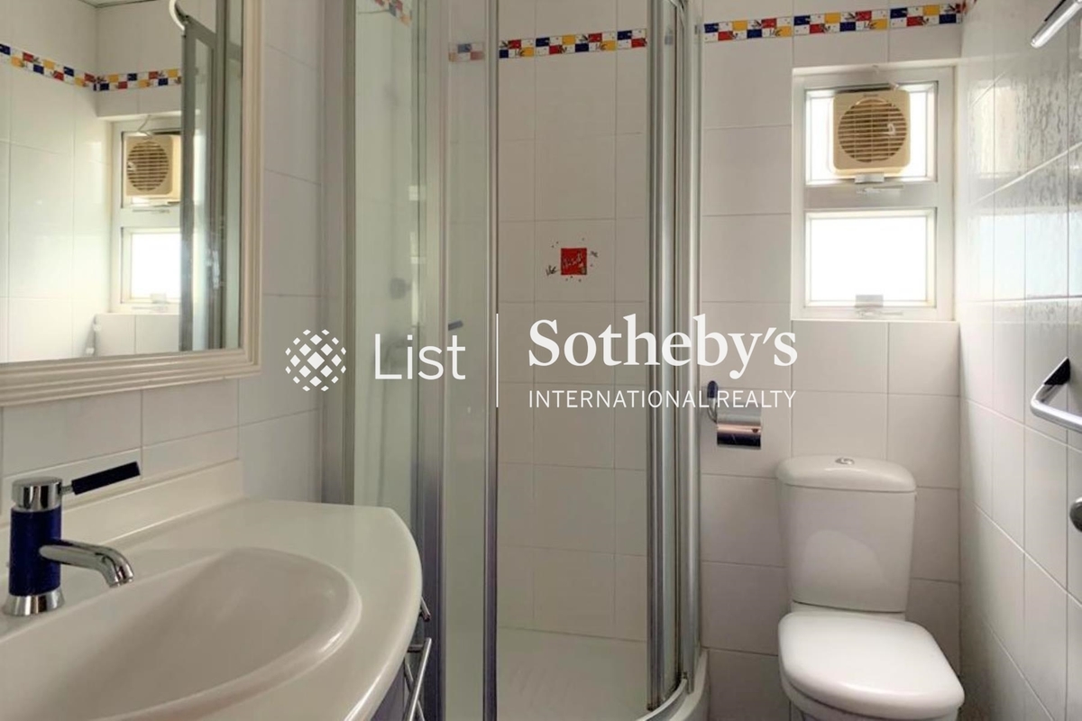 Moon Fair Mansion 滿輝大廈 | Guest Bathroom