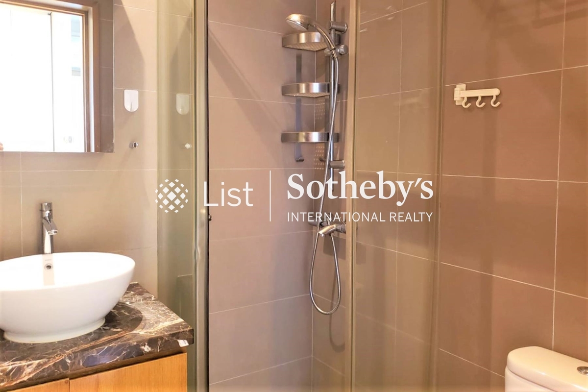 Moon Fair Mansion 滿輝大廈 | Guest Bathroom