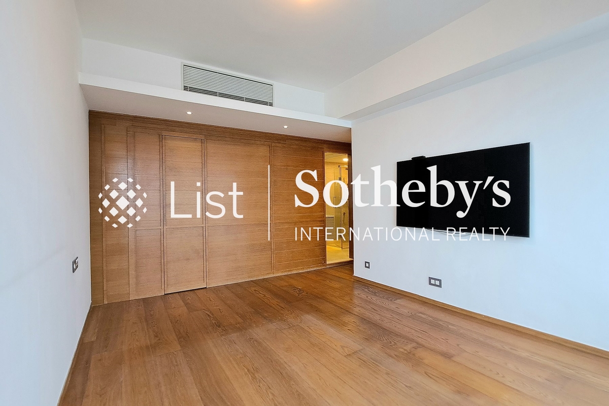 The Harbourside 君臨天下 | Walk-in Closet in Master Bedroom 