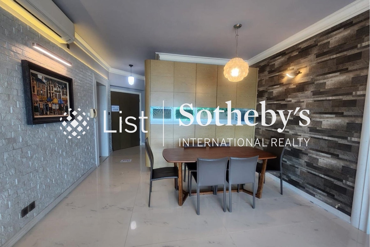 Sorrento 擎天半島 | Living and Dining Room