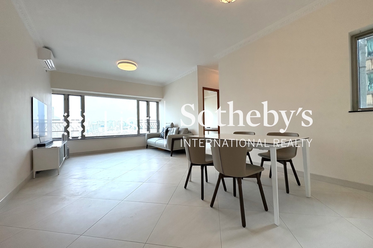 Sorrento 擎天半島 | Living and Dining Room