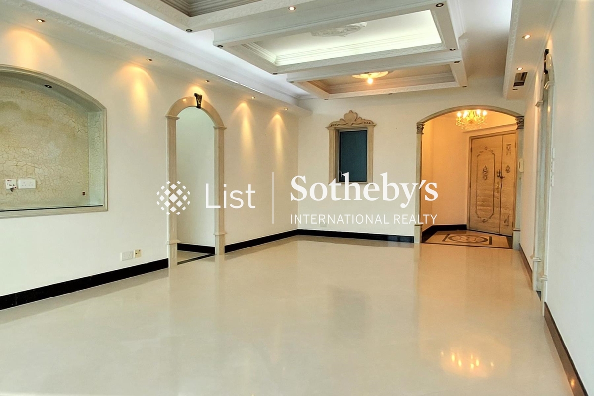 Sorrento 擎天半島 | Living and Dining Room