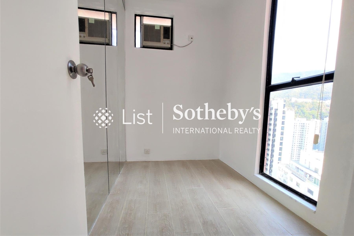 Village Garden 慧莉苑 | Walk-in Closet 