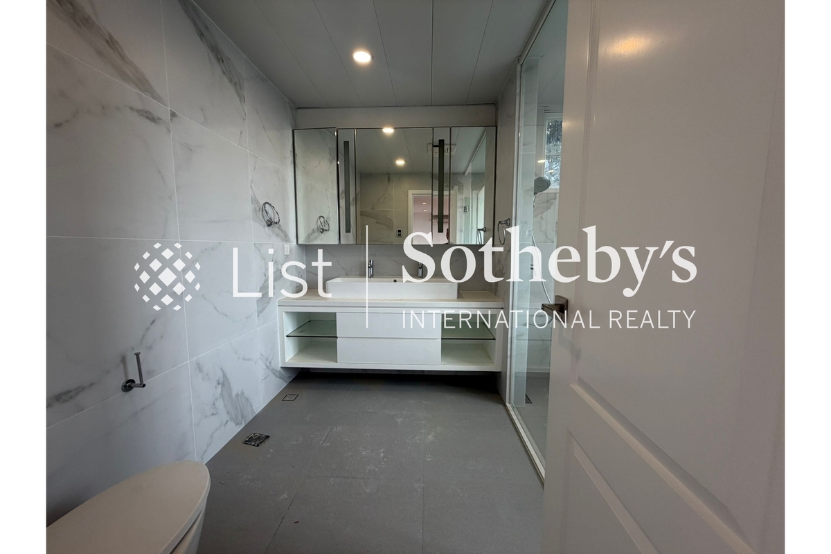 King's Court 龙庭 | Master Bathroom