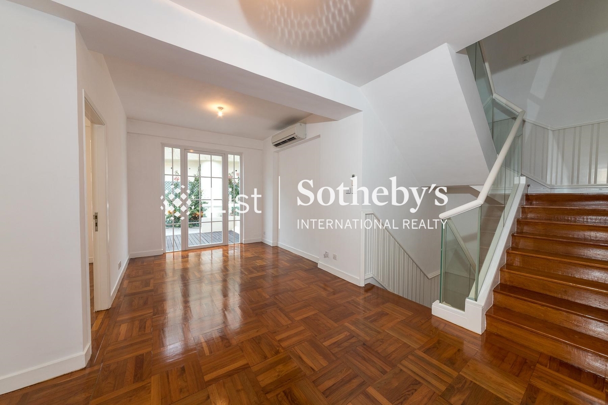 King's Court 龍庭 | Upper Floor Landing