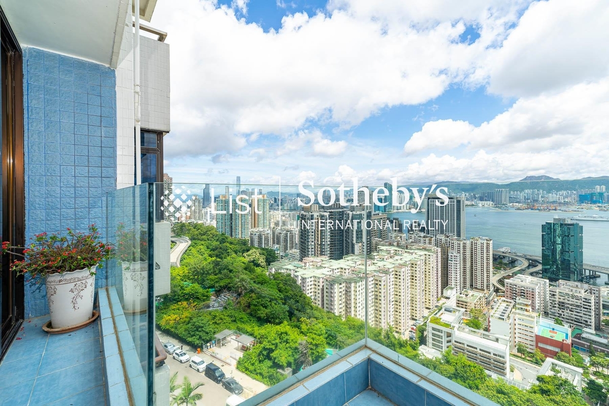 Kingsford Gardens 瓊峰園 | Balcony off Living and Dining Room