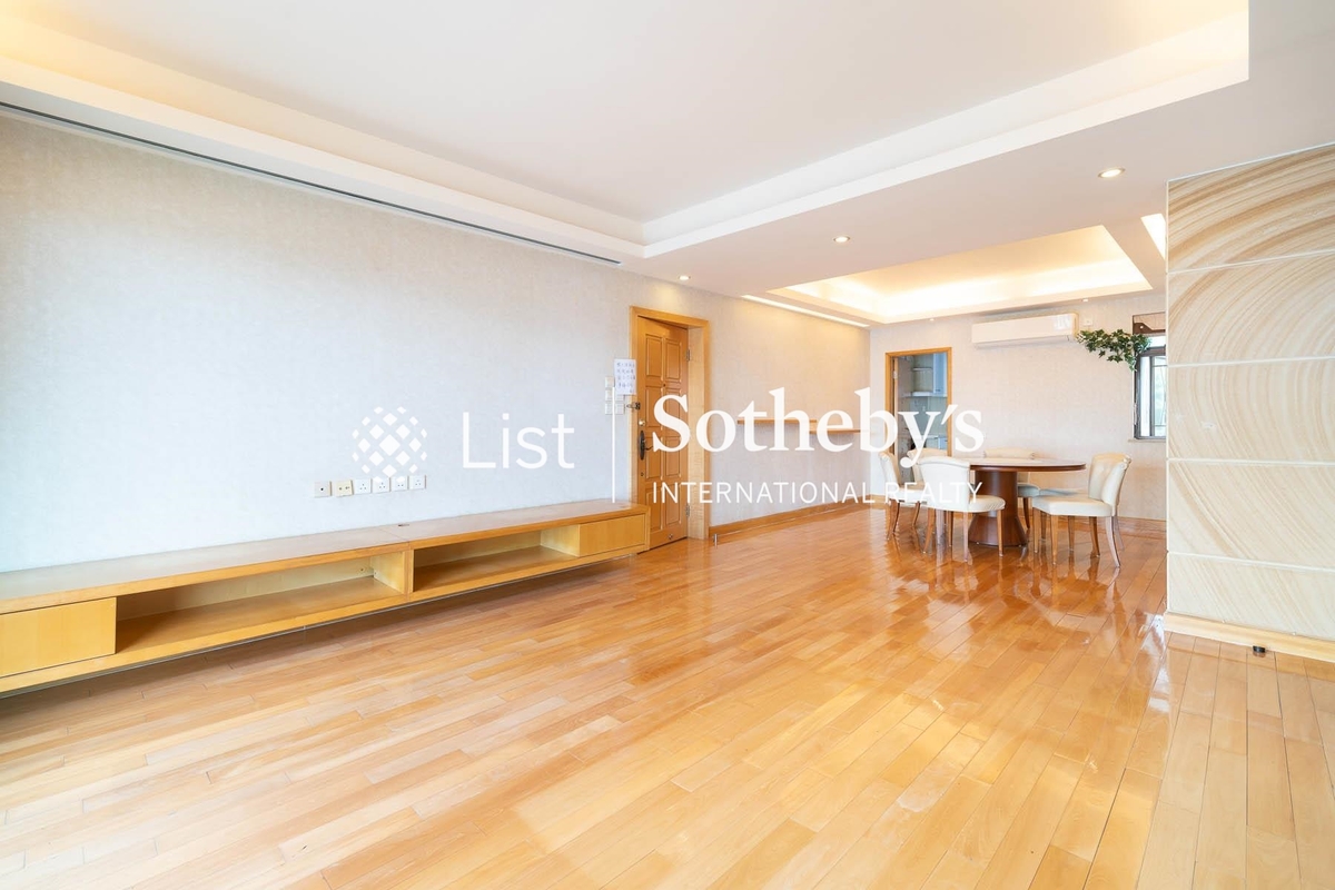 Kingsford Gardens 瓊峰園 | Living and Dining Room