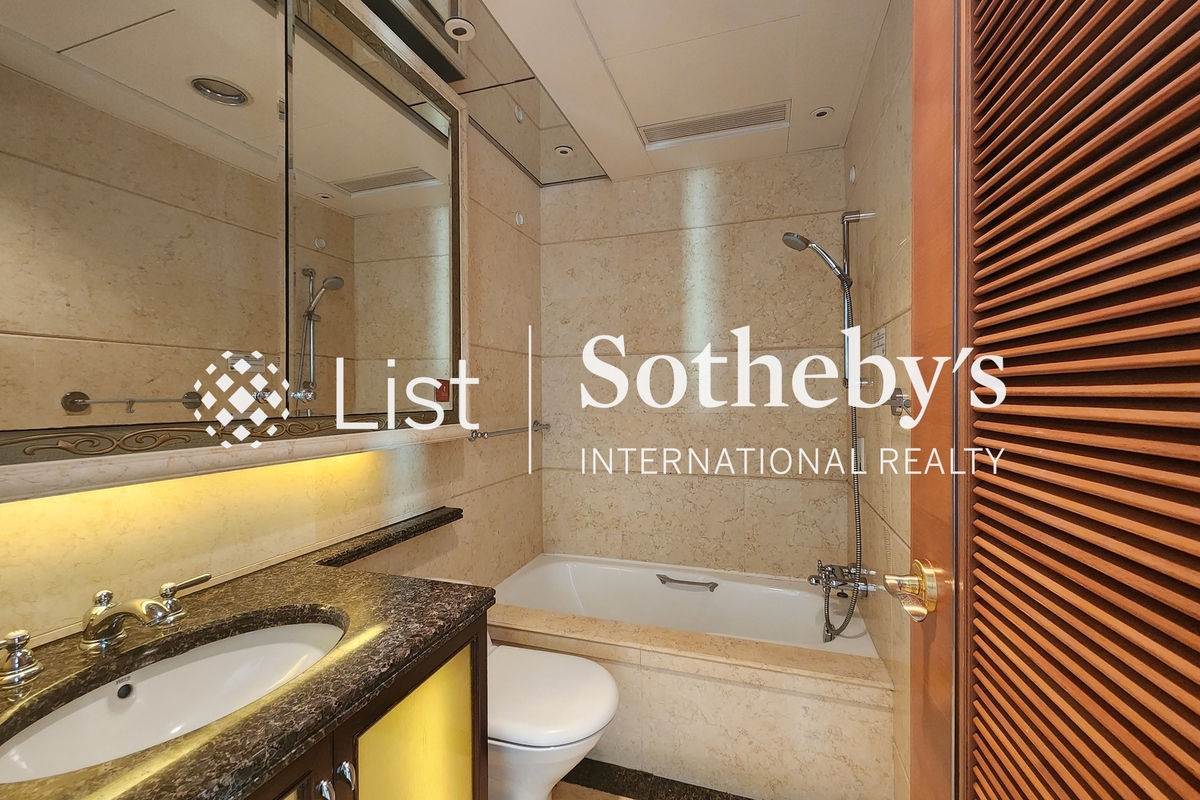 The Arch 凱旋門 | Second En-suite Bathroom