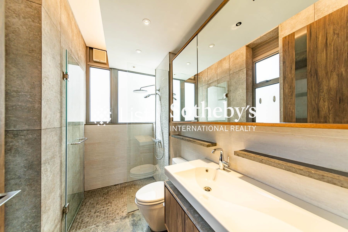 8 Kennedy Terrace 8 Kennedy Terrace | Second En-suite Bathroom