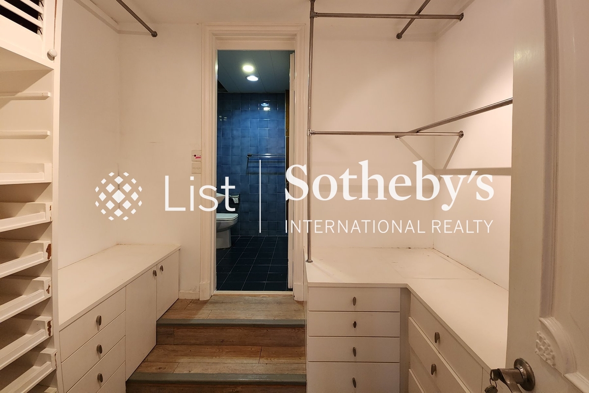27 Plantation Road 种植道27号 | Walk-in Closet in Master Bedroom 