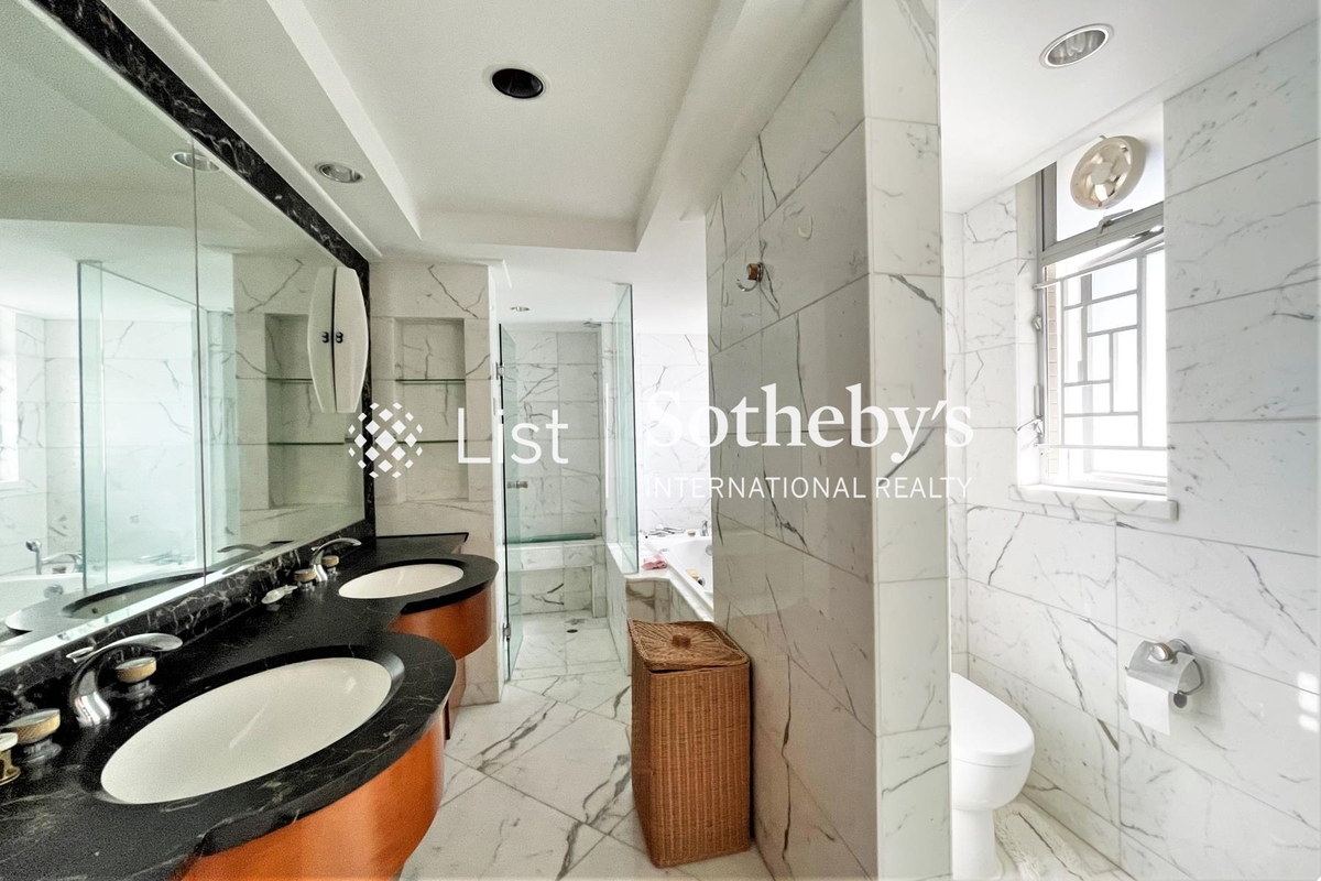 The Waterfront 漾日居 | Master Bathroom