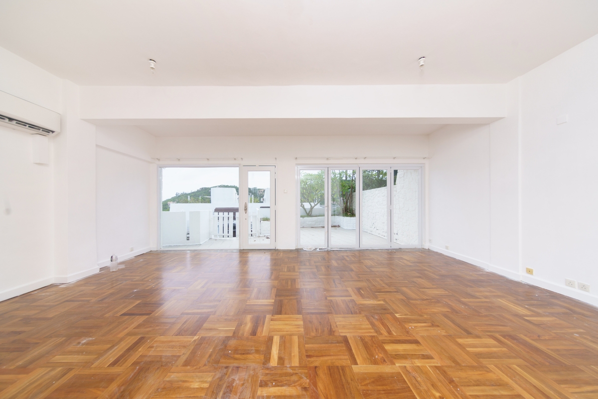 Jadebeach Villa 華翠海灣別墅 | Living and Dining Room