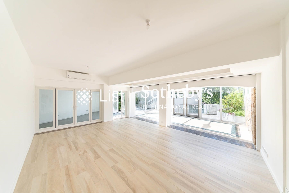 Jadebeach Villa 華翠海灣別墅 | Living and Dining Room