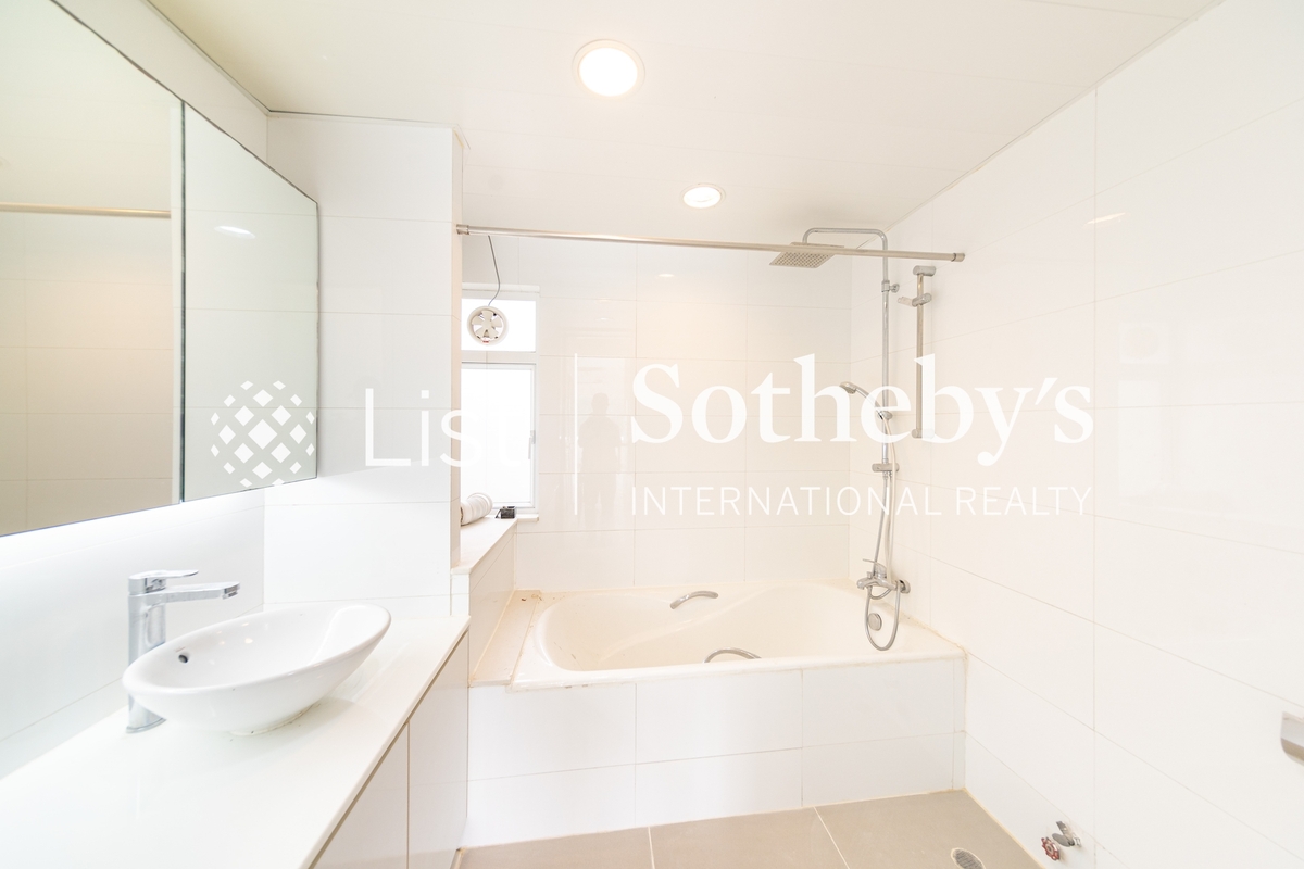 Jadebeach Villa 華翠海灣別墅 | Master Bathroom