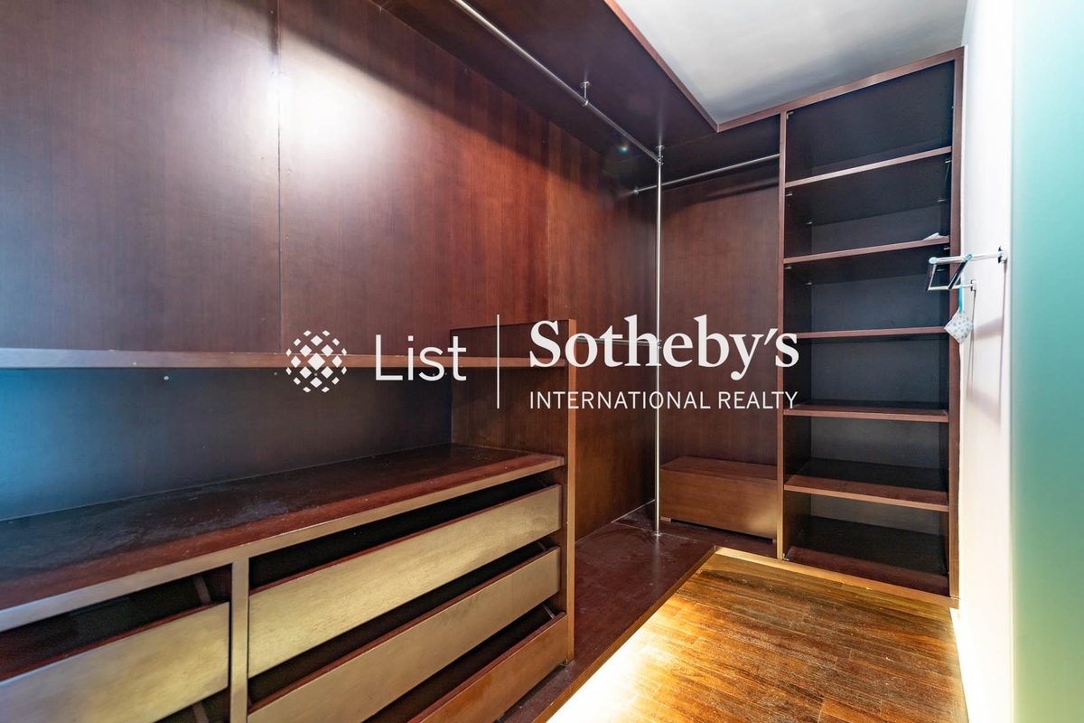 Ning Yeung Terrace 寧養臺 | Walk-in Closet in Master Bedroom