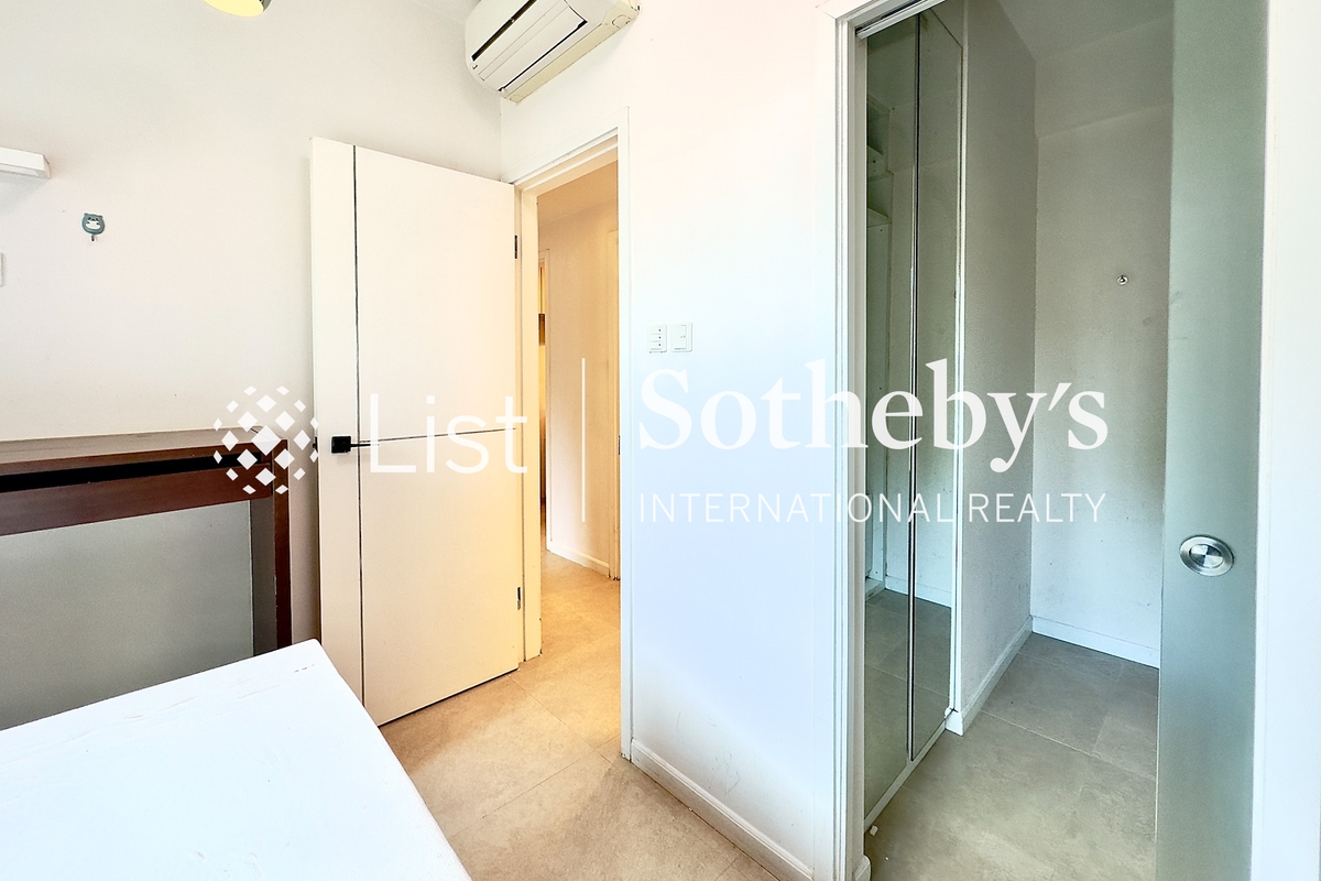 Bella Vista 蔚晴軒 | Walk-in Closet in Master Bedroom 