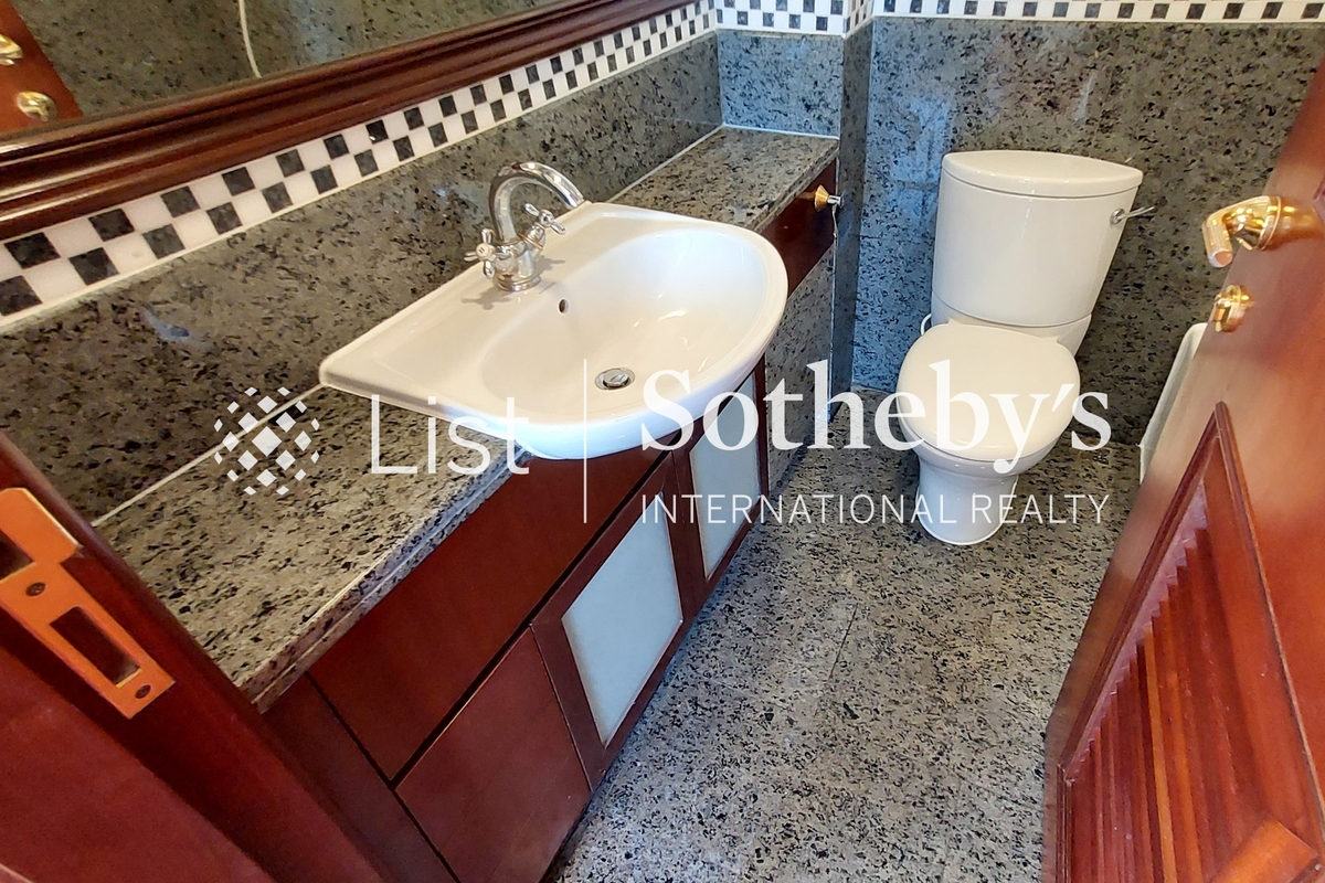 The Mount Austin The Mount Austin | Guest Bathroom