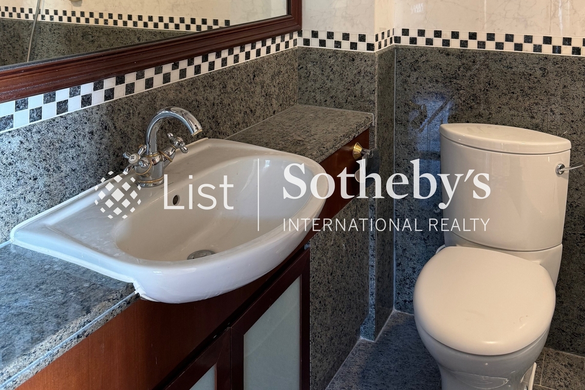 The Mount Austin The Mount Austin | Guest Bathroom