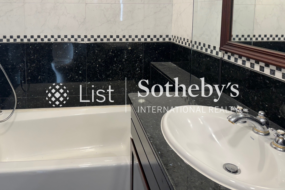 The Mount Austin The Mount Austin | Guest Bathroom