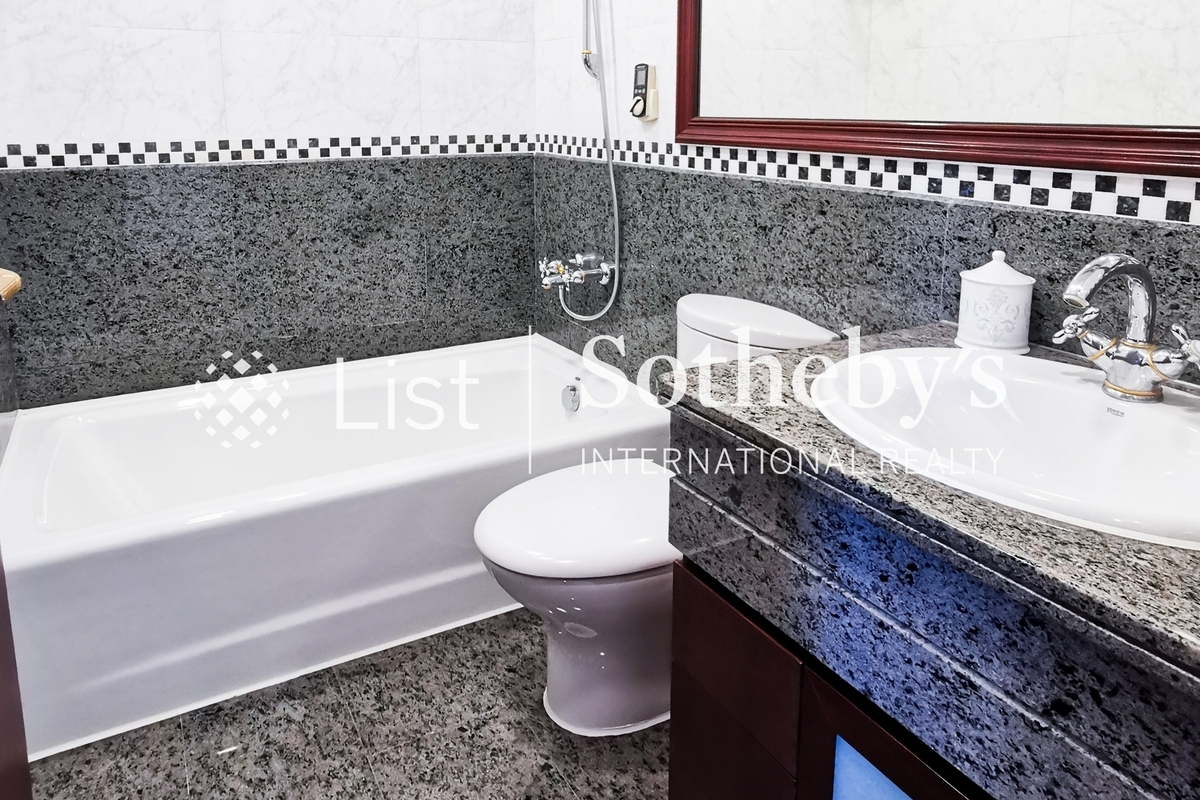 The Mount Austin The Mount Austin | Guest Bathroom