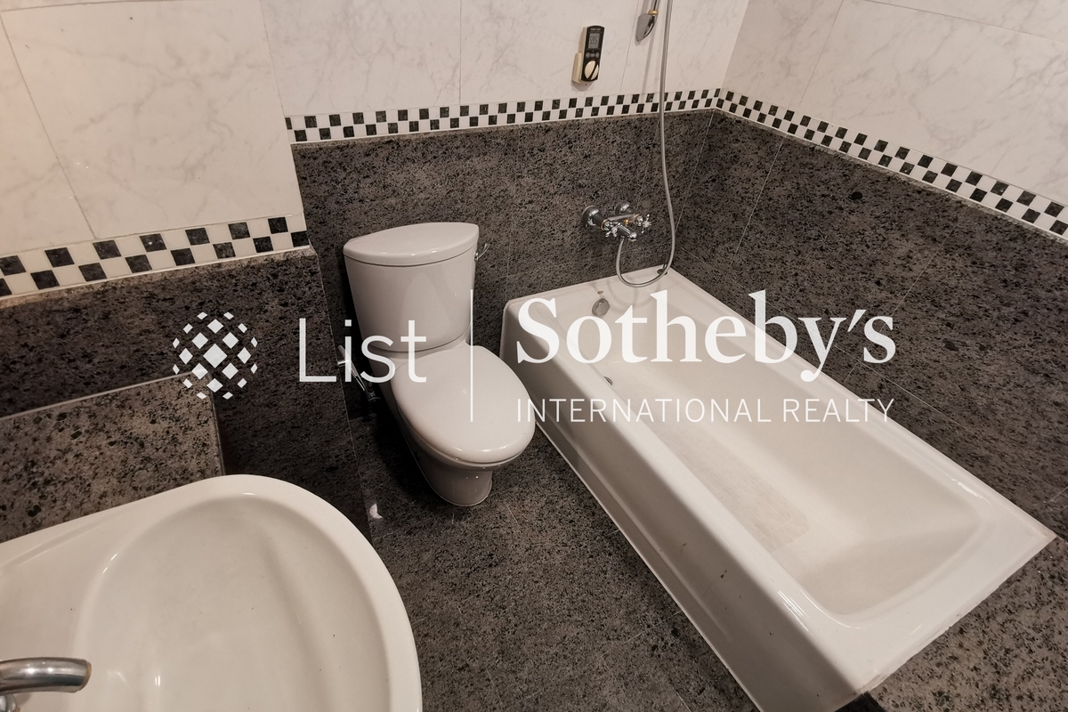 The Mount Austin The Mount Austin | Guest Bathroom