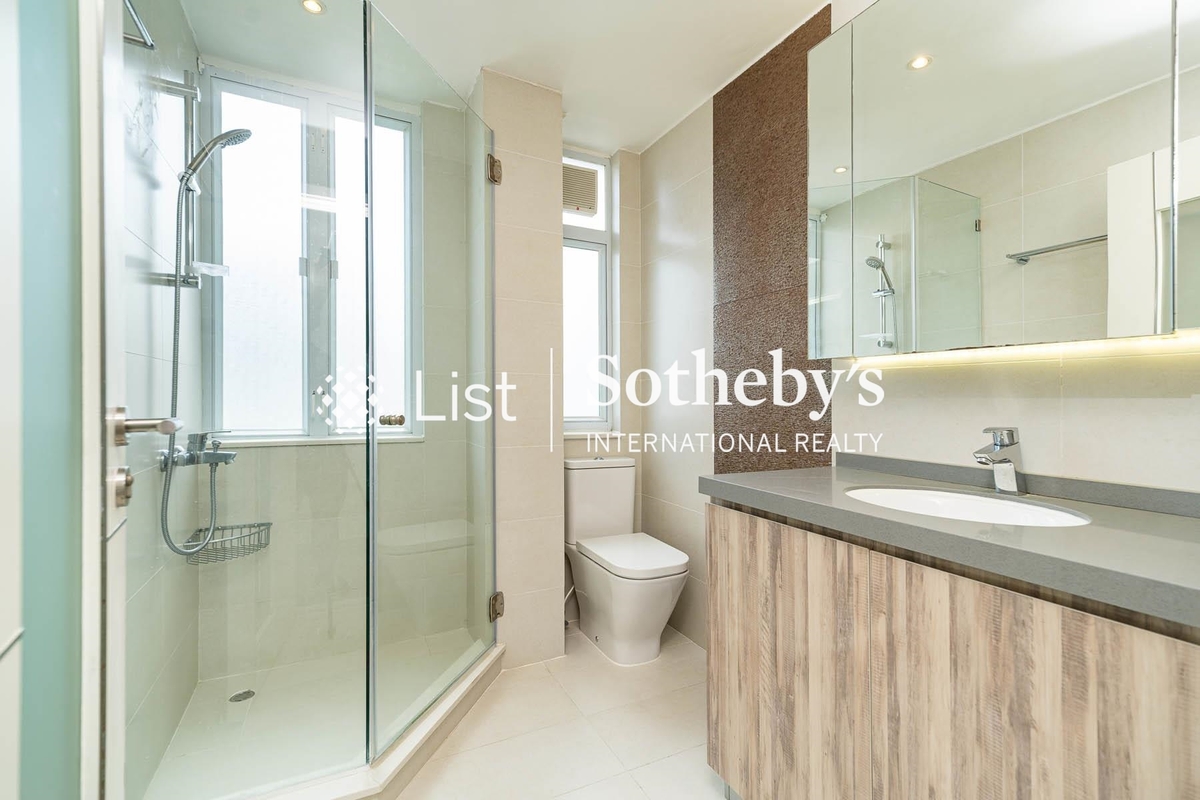 Bauhinia Garden 紫荊園 | Guest Bathroom