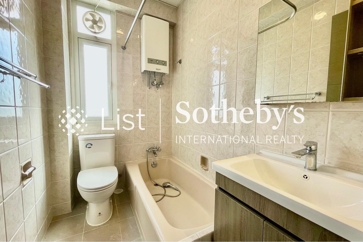 Bauhinia Garden 紫荊園 | Guest Bathroom