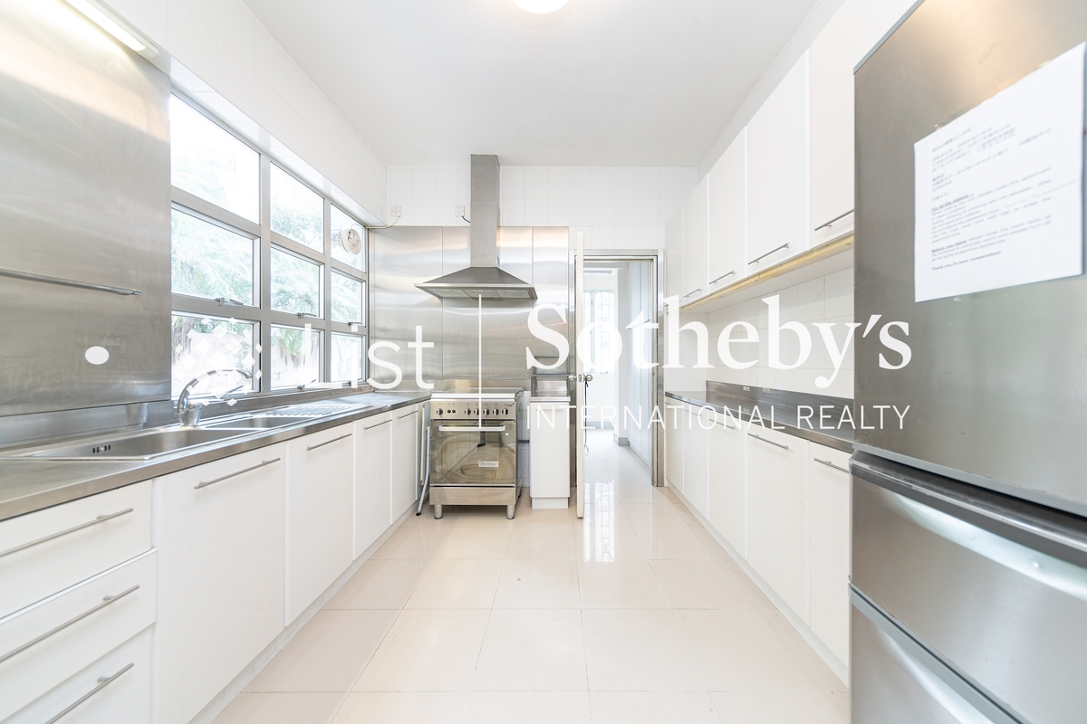 Dragon Garden 龍園 | Kitchen