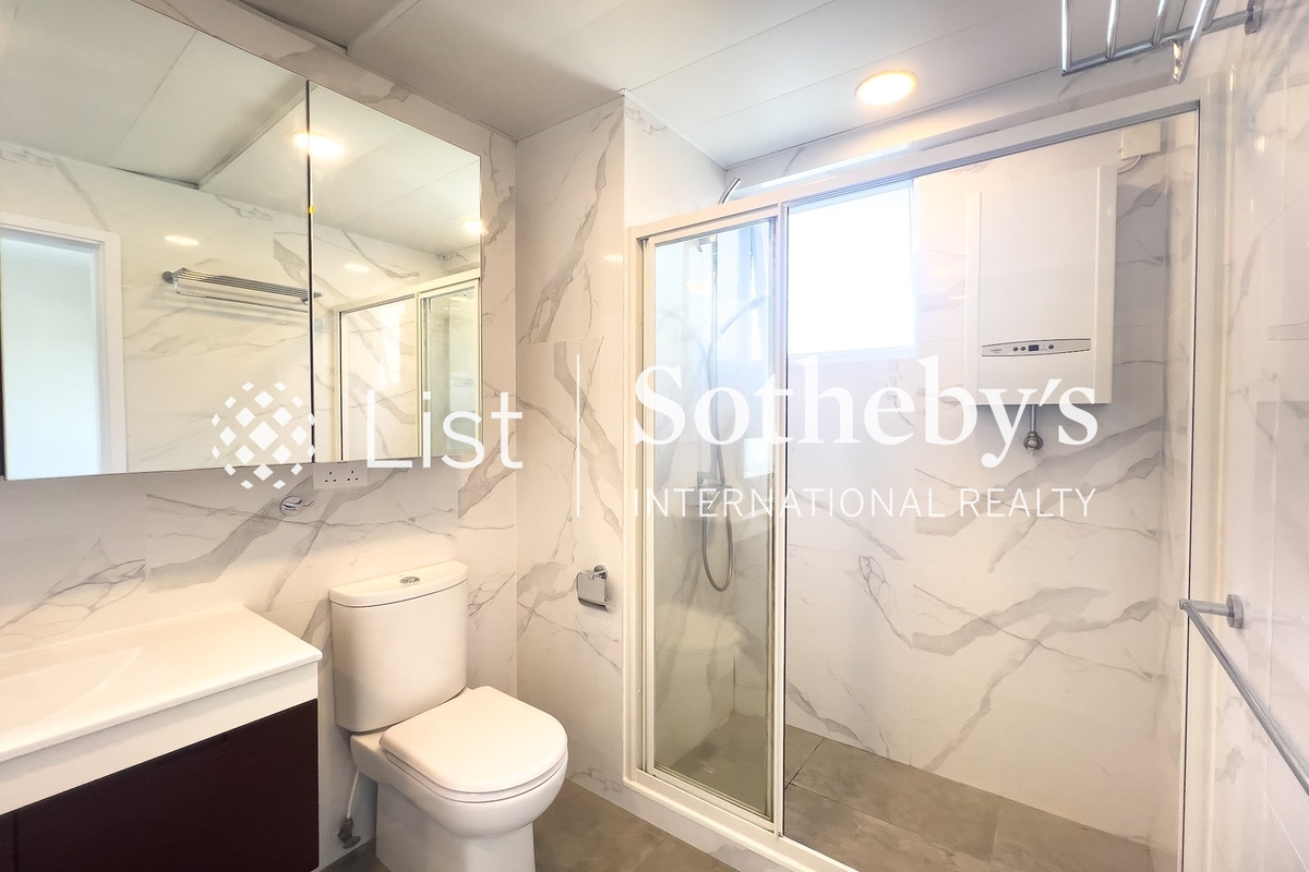 Dragon Garden 龍園 | Master Bathroom