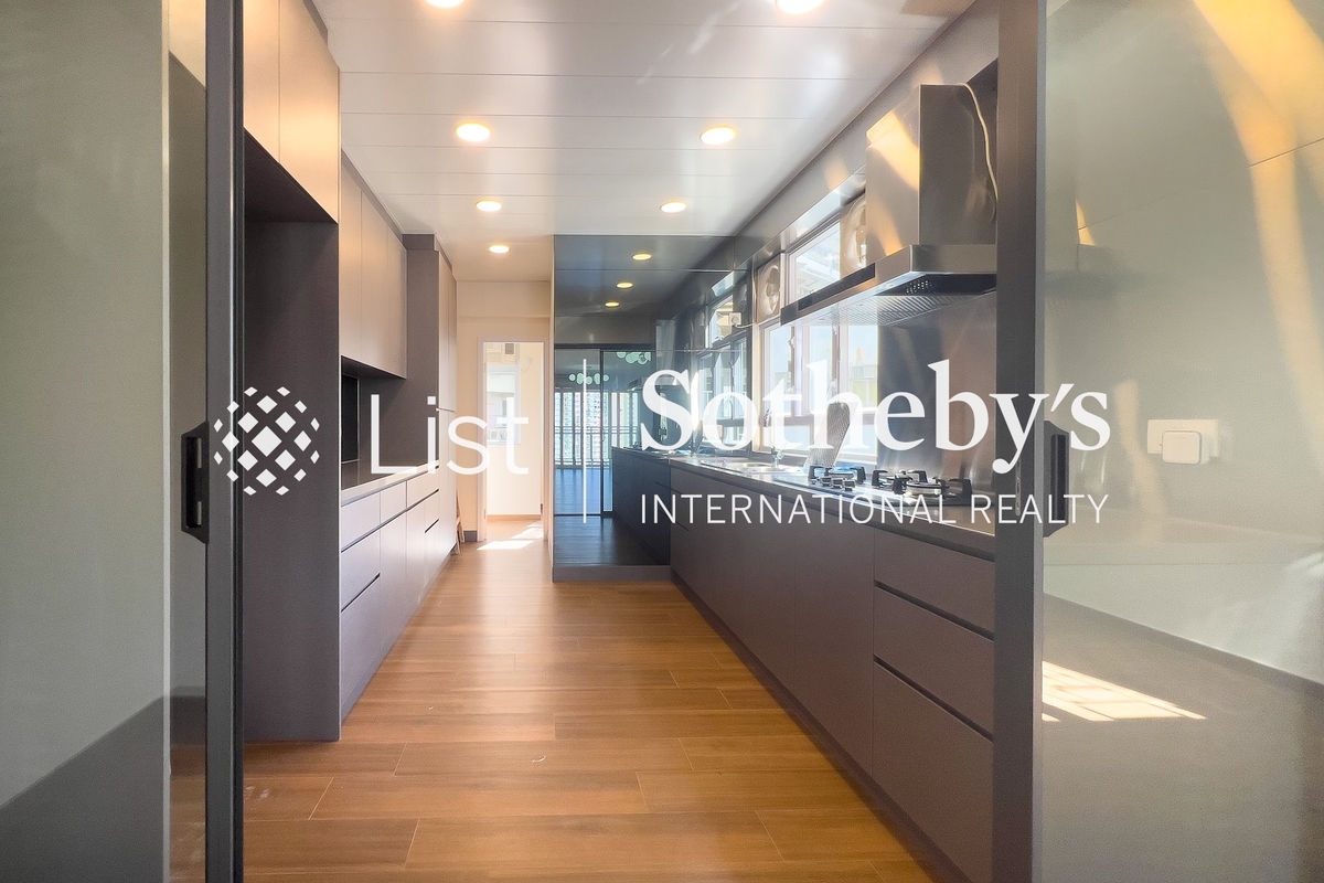 Dragon Garden 龍園 | Kitchen