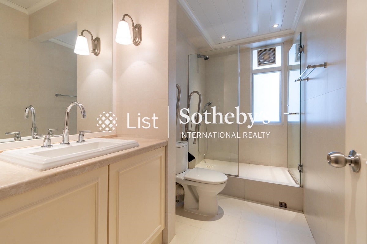 Dragon Garden 龍園 | Guest Bathroom