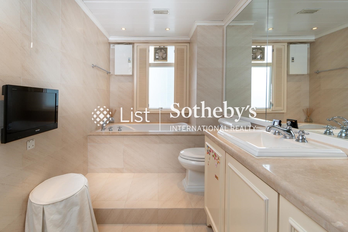 Dragon Garden 龍園 | Master Bathroom