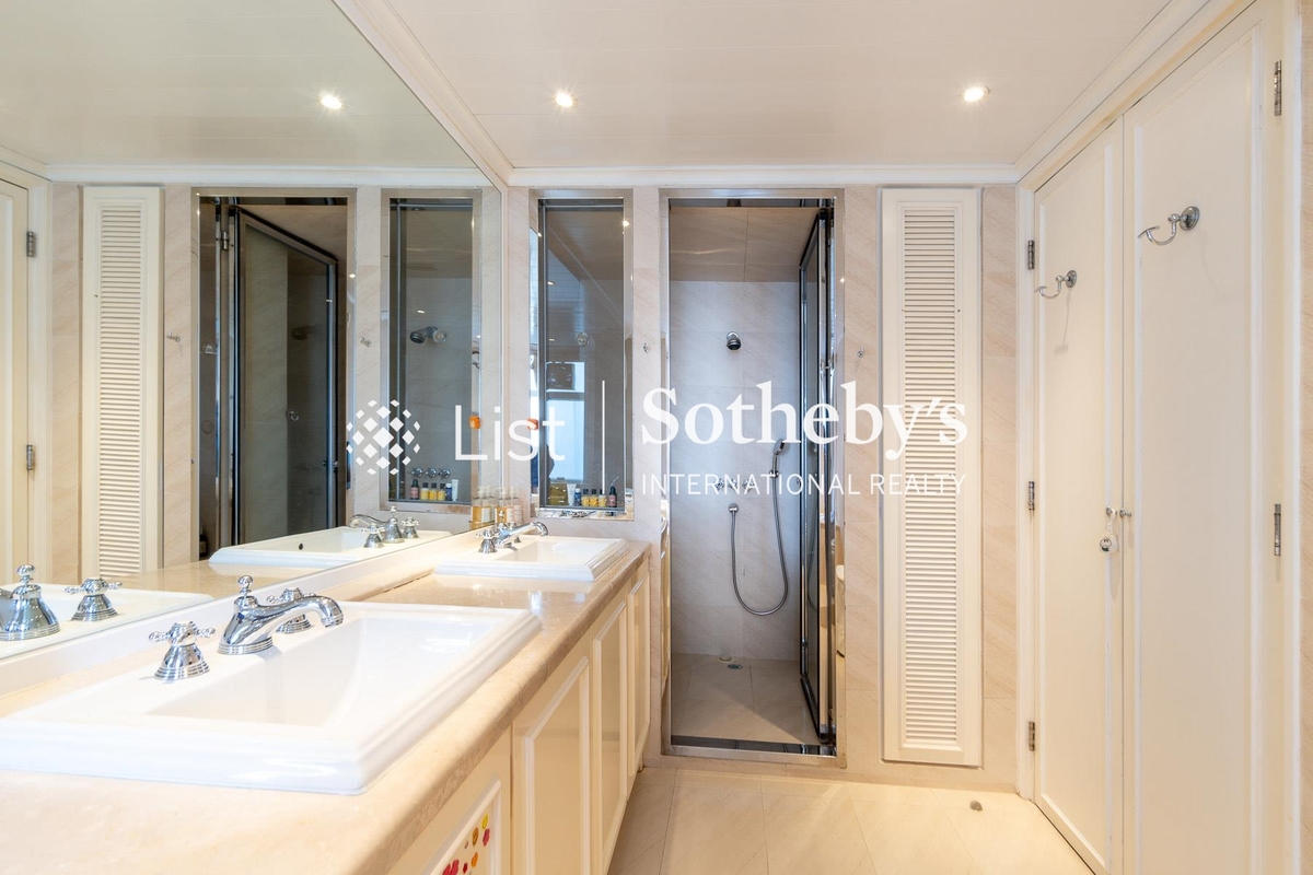 Dragon Garden 龍園 | Master Bathroom