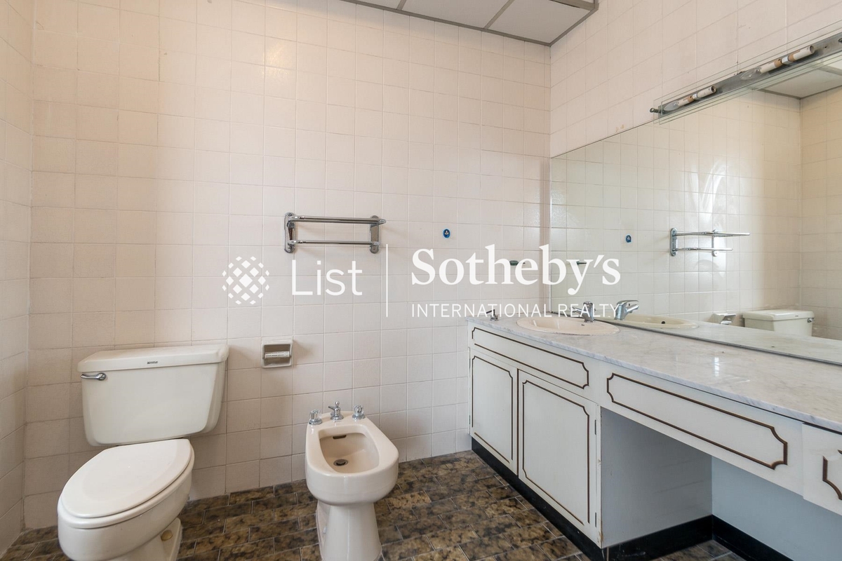 Dragon Garden 龍園 | Master Bathroom