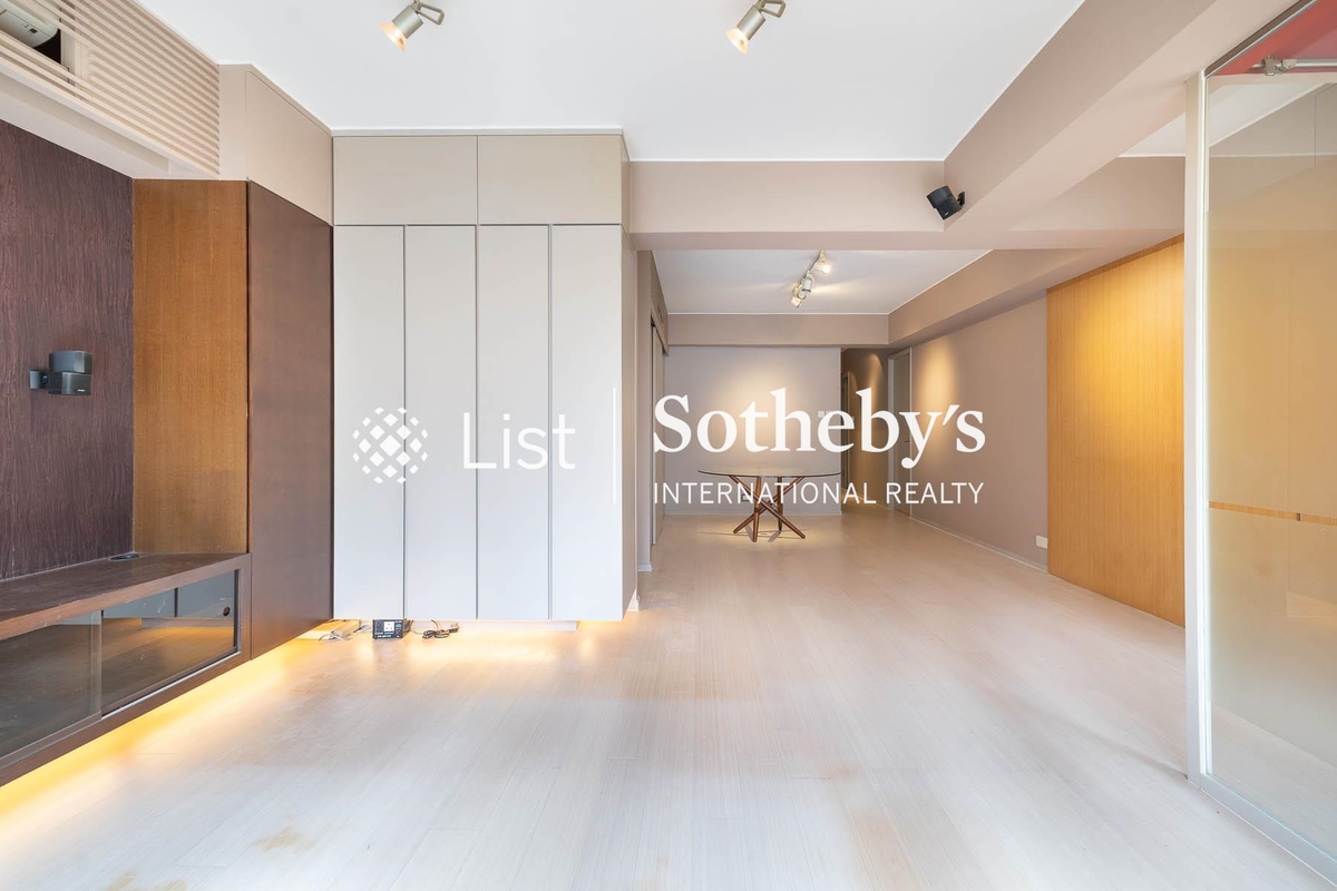 47-49 Blue Pool Road 藍塘道47-49號 | Living and Dining Room