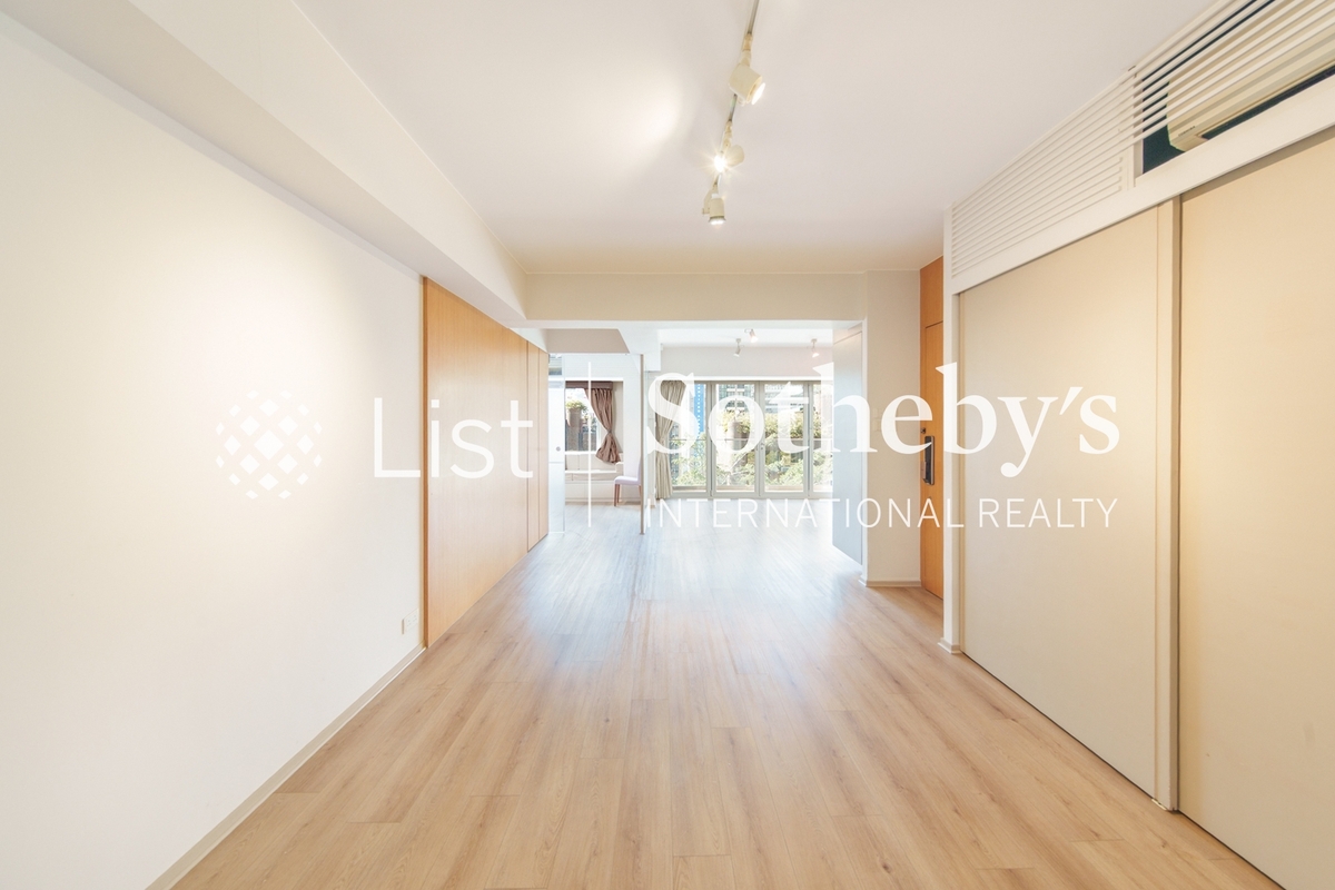 47-49 Blue Pool Road 藍塘道47-49號 | Living and Dining Room