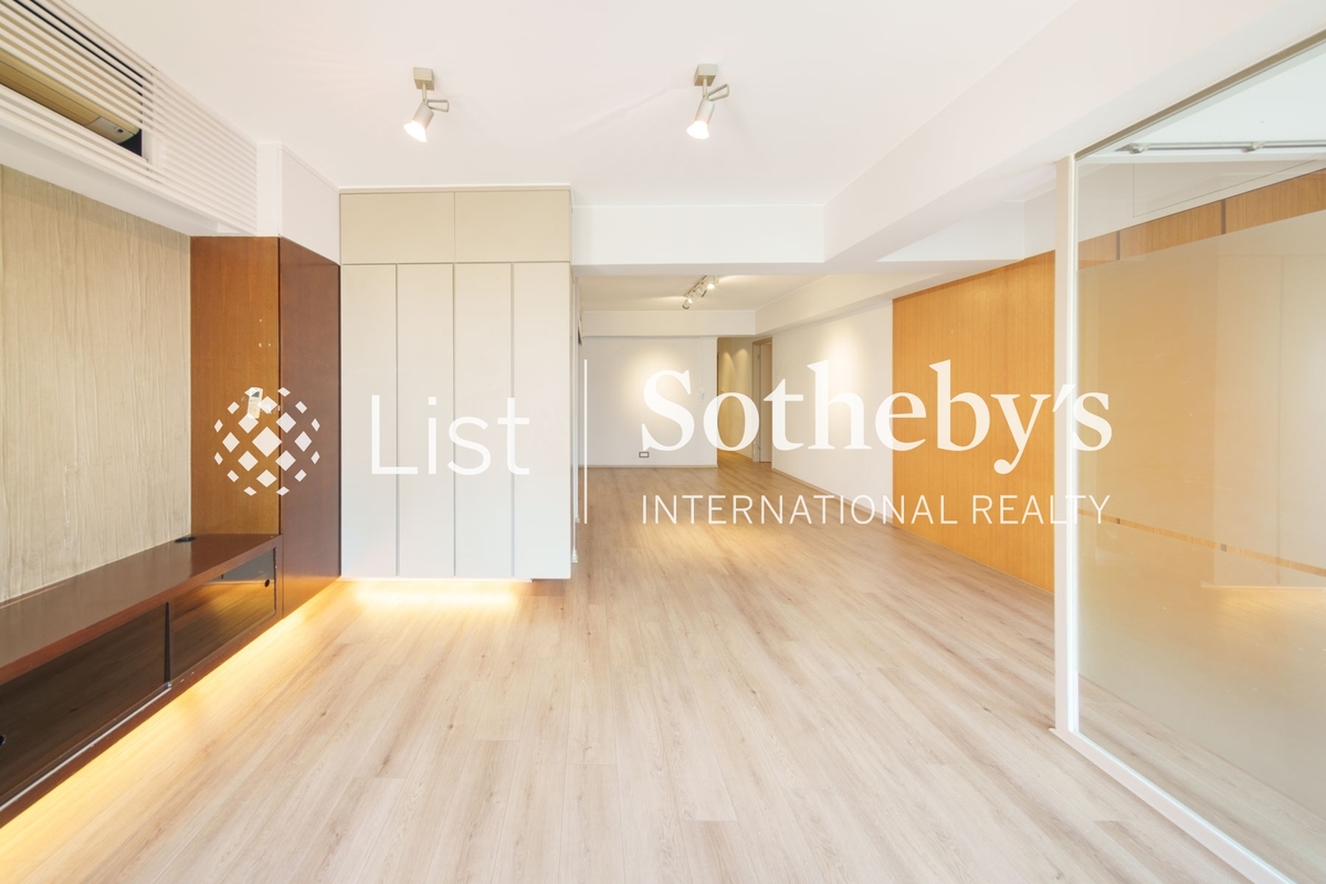 47-49 Blue Pool Road 藍塘道47-49號 | Living and Dining Room