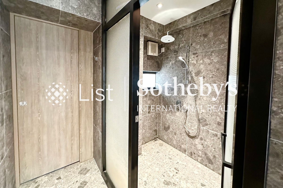 One Eleven One Eleven | Shower Area