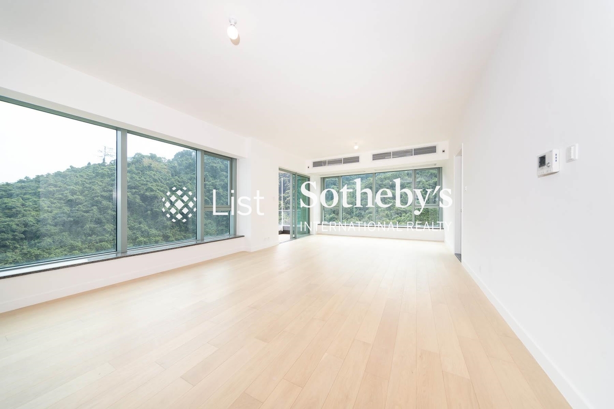 Bowen's Lookout Bowen's Lookout | Living and Dining Room