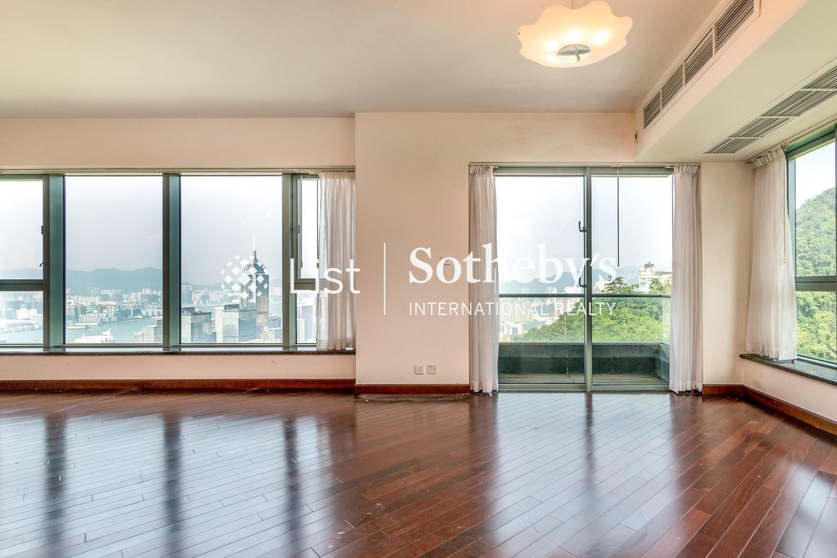 Bowen's Lookout Bowen's Lookout | Living and Dining Room