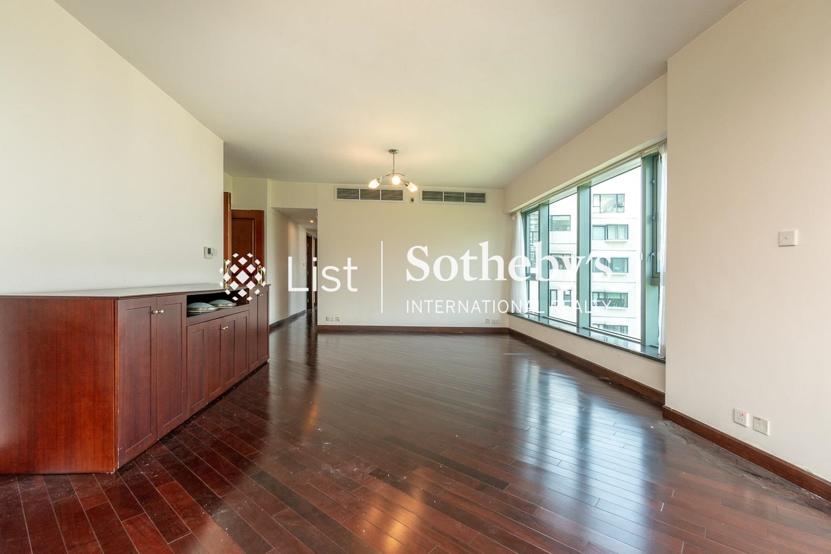 Bowen's Lookout Bowen's Lookout | Living and Dining Room