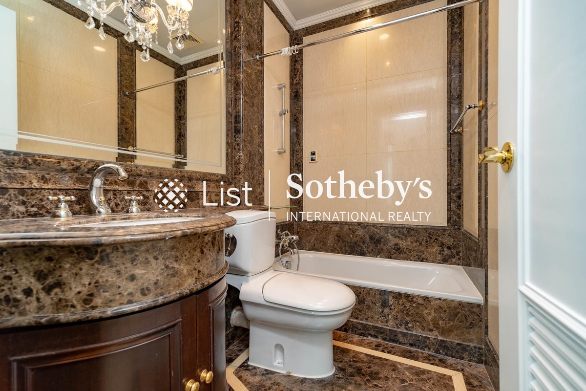 Bowen's Lookout Bowen's Lookout | Second En-suite Bathroom