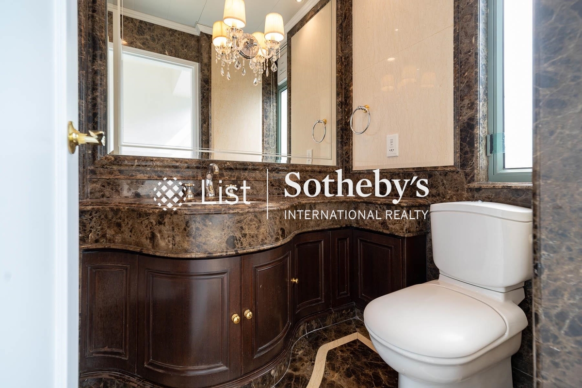 Bowen's Lookout Bowen's Lookout | Guest Bathroom