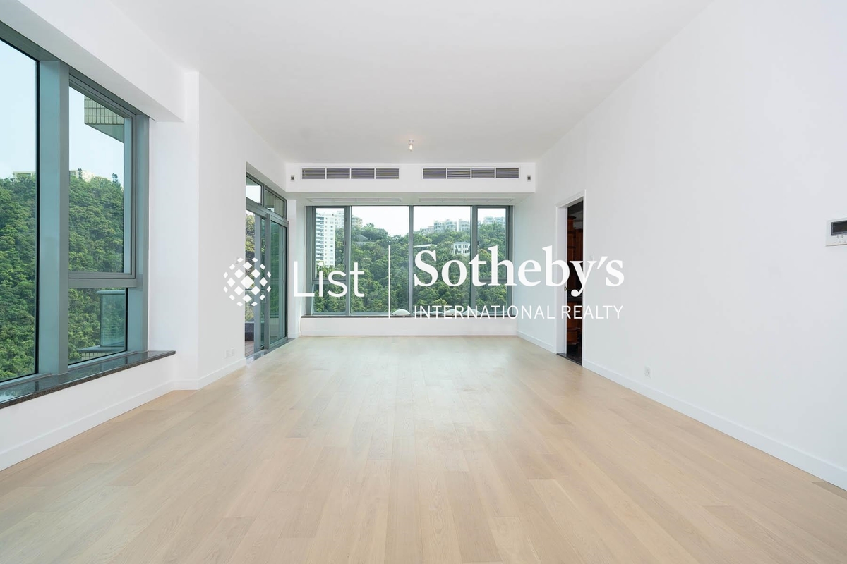 Bowen's Lookout Bowen's Lookout | Living and Dining Room