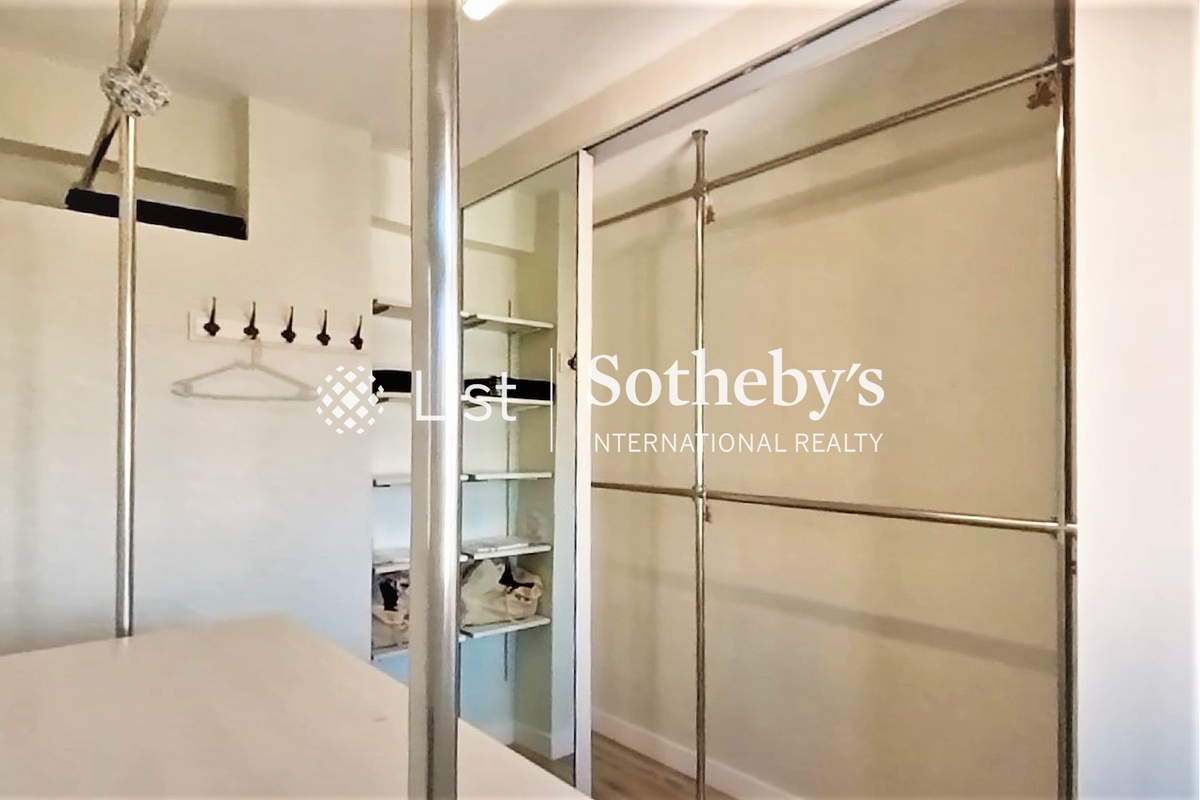 Bellevue Heights 碧兰阁 | Walk-in Closet in Master Bedroom 