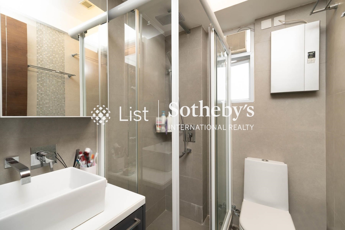 Y.Y. Mansions 裕仁大廈 | Guest Bathroom