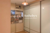 The Broadville 樂活臺 | Walk-in Closet in Master Bedroom