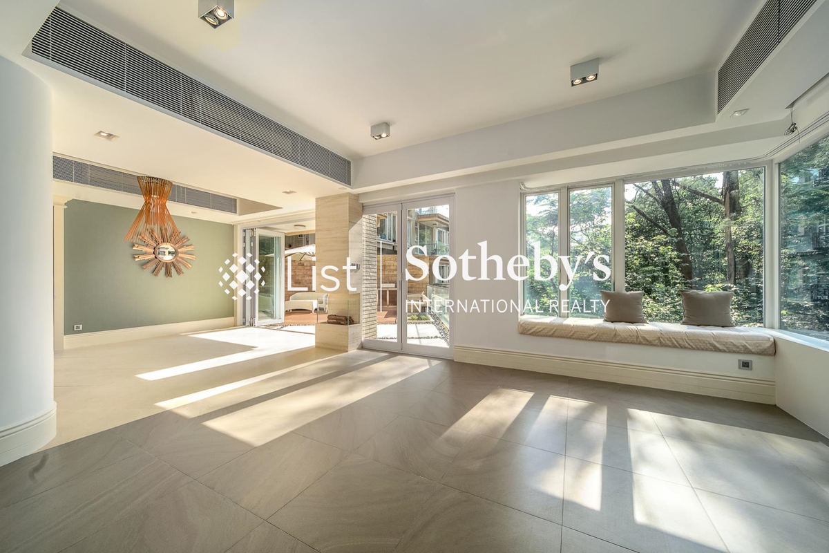 One Beacon Hill 毕架山一号 | Living and Dining Room