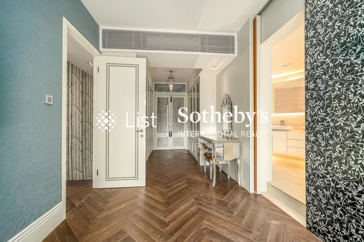 One Beacon Hill 毕架山一号 | Walk-in Closet in Master Bedroom